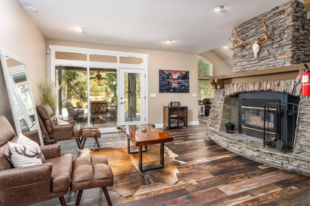 New Yosemite Family Retreat With Pond & Game Room! Coarsegold Extérieur photo